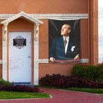 Takım Elbiseli Sivil Göğe Bakan Gazi Mustafa Kemal Atatürk - Poster Bayrak 100x150 cm