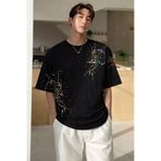 Tarz Cool Erkek Oversize Baskılı Tişört – Renkli Boya Desenli Modern Streetwear