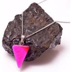 Taş Sandığı Pembe Akik Taşı Üçgen Kolye