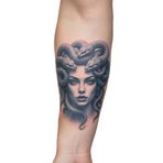 Tattoo 1 Ay Kalıcı 24 Saat Sonra Kararan Medusa ve Yılanlar model geçici dövme