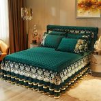 Tavuskuşu Yeşili Kadife Yatak Eteği Seti - 150 x 220 cm Altın Nakışlı Fırfırlı Pileli Yatak Örtüsü ve Çift Kişilik Yataklar için Taban Saçağı - Zarif Pamuklu Yatak Aksesuarı