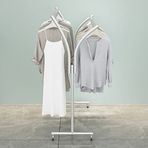 Tekerlekli sağlam metal ayaklı askılık, butikler ve perakende satış için modern elbise askısı, altın renkli, zeminde duran, çift çubuklu elbise askısı, beyaz, 100 x 155 x 50 cm