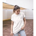 Terzili Giyin Sevimli Karakter Baskılı Kadın Tişört – Minimalist Çizim ile Özgün Stil - Beyaz