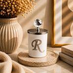 Tiem Concept Kişiye Özel Harfli Kokulu Bardak Mum - Kristal Tepelikli Özel Tasarım Beyaz Cam Mum, Ev ve Oda Kokusu, Hediyelik Dekoratif Mum 150g (Silver, Sandal Ağacı, R)