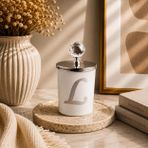 Tiem Concept Kişiye Özel Harfli Kokulu Bardak Mum - Kristal Tepelikli Özel Tasarım Beyaz Cam Mum, Ev ve Oda Kokusu, Hediyelik Dekoratif Mum 150g (Silver, Vanilya, L)