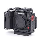 Tilta Panasonic GH6 ile Uyumlu Tam Kamera Kafesi, Alt Plakalı - Siyah TA-T15-FCC-B