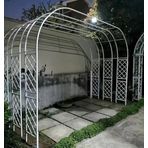 Tırmanma Gülleri için Bahçe Kemeri Metal Düğün Çardağı Dövme Demir Kafes Siyah Beyaz 310 cm x 250 cm Bahçe Etkinlikleri ve Peyzaj için Dış Mekan Dekoratif Yapısı.
