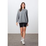 TOMMY LIFE Gri Melanj Kompakt Pamuklu Kalın Pürüzsüz Dokulu O Yaka Oversize Fit Kadın Sweatshirt - 97288
