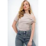 Trend Alaçatı Stili Bej Asimetrik Yaka Drapeli Omuz Aksesuarlı Sandy Bluz ALC-X13894