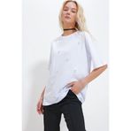 Trend Alaçatı Stili Beyaz Bisiklet Yaka Oversize İnci Ve Taş İşlemeli T-Shirt ALC-X11964