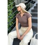Trend Alaçatı Stili Kadın Açık Kahve Polo Yaka Basic Crop Bluz ALC-X11548