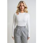 Trend Alaçatı Stili Kadın Beyaz Bisiklet Yaka Out Cut Kesimli İnci Çakmalı Fitilli Örme Bluz ALC-X13331