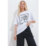 Trend Alaçatı Stili Kadın Beyaz Bisiklet Yaka Taşlı Fil Baskılı Oversize T-Shirt ALC-X11968