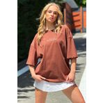 Trend Alaçatı Stili Kadın Kahve Bisiklet Yaka Önü Nakışlı Oversizse T-Shirt ALC-X12310