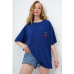 Trend Alaçatı Stili Kadın Lacivert Bisiklet Yaka Kiraz Nakışlı İki İplik Oversize T-Shırt ALC-X13913