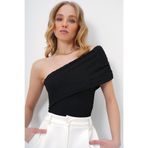 Trend Alaçatı Stili Kadın Siyah Madonna Yaka Beli Drapeli Gofre Kumaş Bluz ALC-X13467