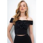 Trend Alaçatı Stili Kadın Siyah Madonna Yaka Gül Aksesuarlı Drapeli Crop Bluz ALC-X13929