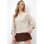 Trend Alaçatı Stili Kadın Taş Geniş Kesim Önü Düğmeli Tek Cepli Crop Bluz Alc-X13877