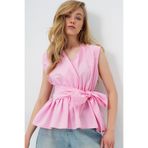Trend Alaçatı Stili Pembe Kruvaze Yaka Eteği Volanlı Kendinden Kuşaklı Yazlık Poplin Bluz ALC-X14126