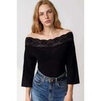Trend Alaçatı Stili Siyah Kayık Yaka Dantel Detaylı Örme Bluz ALC-X15432