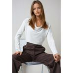 Trend Alaçatı Stili Vanilya Degaje Yaka Omuzları Drapeli Basic Bluz ALC-X14374