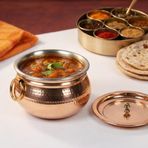 Trifri Kapaklı Geleneksel Bakır Tencere - Dövme Yüzeyli Hint Pişirme Gereçleri, Paslanmaz Çelik İç Kaplama ve Pirinç Topuz | Köri, Biryani ve Yavaş Pişirme İçin İdeal | Dayanıklı Mutfak Gereçleri