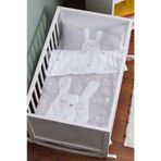 Tuğba Kuğu Pure Baby Serisi Gri Zeminli Beyaz Tavşan 60x100 cm Anne Yanı Beşik Nevresim Takımı