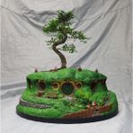 Turansoy Craft Hobbit Evi ve Bilbo Baggins Boyalı Figür Büyük Boy (20 cm Çap)