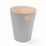 Umbra Woodrow Çöp Kutusu, İki Renkli Ahşap Kağıt Bölmesi, Ofis, Banyo, Oturma Odası ve Daha Fazlası İçin, 7,5 L Kapasite, Doğal/Açık Gri