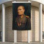 Üniformalı Gazi Mustafa Kemal Atatürk Poster Bayrak Premium Raşel Kumaş Ata9 2X3M