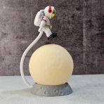 Uravas Store® 3D Ay Üzerinde Astronot Led Gece Lambası – Dokunmatik 10 Renk Değiştiren Dekoratif Çocuk Odası Masaüstü Ay Lambası