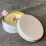 Uretti - Ayşe 7362 El Yapımı Papatya Kokulu Metal Kutuda Dekoratif Mum - 3 x 7 cm - Beyaz - 1 Adet