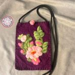 Uretti - Tülin 3528 El Yapımı Pembe Çiçek Nakış Işlemeli Keçe Çapraz Çanta - Mor - Boy: 20 cm En: 14 cm