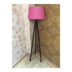 Valerino 123FUŞYACEVİZ Tripod Ahşap Lambader - 35 cm Fuşya Kumaş Başlıklı Ceviz Rengi%100 MDF Ayaklı Yer Lambası, E27 Duy 144 cm Dekoratif Köşe Aydınlatması, Leke Tutmaz İthal Kumaş