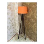 Valerino 123TURUNCUCEVİZ Tripod Ahşap Lambader - Konik Turuncu Kumaş Başlıklı Ceviz Rengi Üç Ayaklı Yer Lambası, E27 Duy Modern ve Canlı Köşe Aydınlatması, Doğal Ahşap Gövdeli Dekoratif Abajur