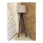 Valerino 1900C Tripod Ahşap Lambader - Konik Bej/Krem Kumaş Başlıklı Ceviz Rengi Üç Ayaklı Yer Lambası, E27 Duy Modern ve Sofistike Köşe Aydınlatması, Doğal Ahşap Gövdeli Dekoratif Abajur