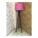 Valerino 3 Ayaklı Ahşap Lambader - Fuşya Konik Kumaş Başlıklı Tripod Yer Lambası, E27 Duy Kahve Renkli Doğal Ahşap Gövde, Modern Köşe Aydınlatması ve Dekoratif Salon Abajuru (LY616)