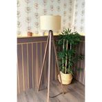 Valerino 3 Ayaklı Ahşap Lambader - Hasır Dokulu Krem Silindir Kumaş Başlıklı Tripod Yer Lambası, E27 Duy Kahve Renkli Doğal Ahşap Gövde, Bohem ve Rustik Köşe Aydınlatması (L338)