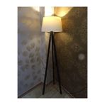 Valerino Tripod Ahşap Lambader - Krem Kumaş Başlıklı Üç Ayaklı Yer Lambası, E27 Duy Kahverengi Gövdeli Dekoratif Köşe Aydınlatması, L331 Modern ve Rustik Stil Salon Abajuru (7013L)