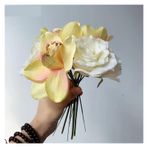 Vazolu Yapay Çiçekler Simulated Flowers Silk Rose Orchid Artificial Flower Bouquet Simulated Fabric Flower Bouquet Home Decoration Party Wedding Decoration Yapay Çiçekler(Yellow)
