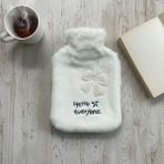 VeraGlobe Buğz Hello Everyone Yazılı Kurdeleli Beyaz Peluş Sıcak Su Torbası 1 Lt – Yumuşak Kılıf, Uzun Süre Sıcak Tutan Termal Su Torbası