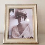 Vintage Eskitme Ahşap Fotoğraf Çerçevesi, 20x25 cm, Krem, Ayaklı, Kadife Kaplı