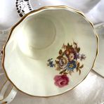 Vintage Porselen Çay Fincanı, Çiçek Desenli, Yeşil ve Altın Detaylı, Beyaz