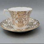 Vintage Porselen Çay Fincanı ve Tabağı Seti, Altın Yaprak Desenli, Beyaz ve Gri