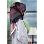Vissona %100 Twill İpek Dokulu ve Geometrik Desenli Pudra - Gri Renkli 90x90 Eşarp Dikim Şekli : El Dikişi