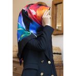 Vissona %100 Twill İpek Sulu Boya Çiçek Desenli Siyah Renkli 90x90 Eşarp Dikim Şekli : El Dikişi