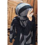Vissona LÜKS MEDİNE İPEĞİ ÇİZGİLİ DESENLİ GRİ - SİYAH RENKLİ 75X195 KIRIŞMAZ ŞAL MOSS KREP DİKİŞ TİPİ İTALYA