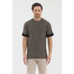 Werroni Erkek Haki Renk Jakarlı Kumaş Siyah Kalın Şerit Kol Detaylı Baskılı Slim Fit T-Shirt