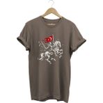 Widi Unisex Ay Yıldız Türk Bayraklı Atlı Savaşçı Tasarım Baskılı %100 Pamuk Bisiklet Yaka Basic T-Shirt - Açık Kahverengi - 3XL