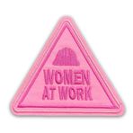 Women at Work Patch 7,5 cm Komik Pembe, İş Bareti İlham Verici Ütüleme/Dikme Nakış Kumaş Aplike Yamalar Kamyoncu Şapkası Giysileri Sırt Çantası Kendin Yap Aksesuarları, İş Arkadaşları, Arkadaşlar